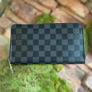 LOUIS VUITTON Damier Graphite Zippy Organizer Wallet